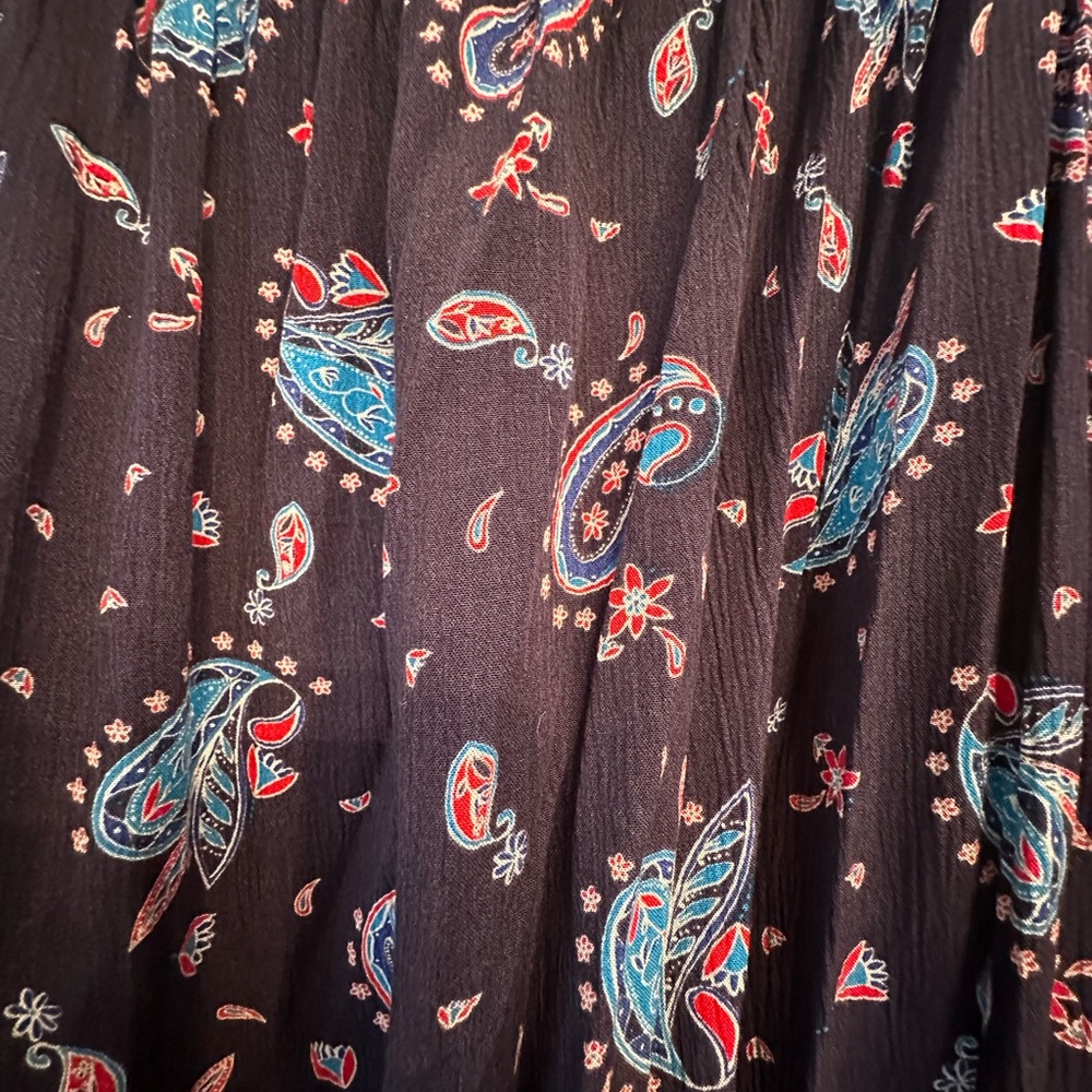 EUC RED NAVY AND WHITE PAISLEY BLOUSE PERFECT WITH JEANS OR SHORTS